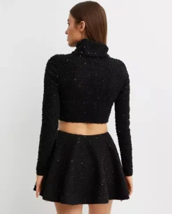 Czarny crop top z golfem z cekinami