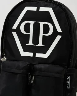 Czarny plecak z logotypem