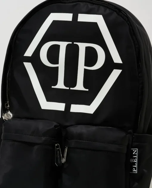 Czarny plecak z logotypem