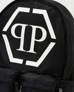 Czarny plecak z logotypem