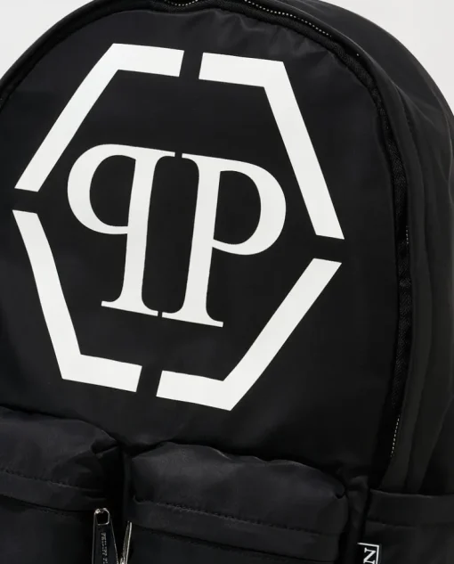 Czarny plecak z logotypem
