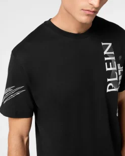 Czarny t-shirt z kontrastowym nadrukiem