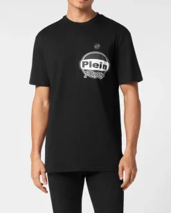 Czarny t-shirt z okrągłym nadrukiem na piersi