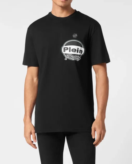 Czarny t-shirt z okrągłym nadrukiem na piersi
