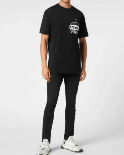 Czarny t-shirt z okrągłym nadrukiem na piersi