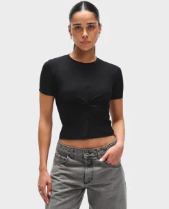 Czarny t-shirt z twistem