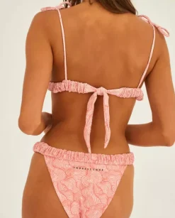 Czerwona góra od bikini Before Sunrise