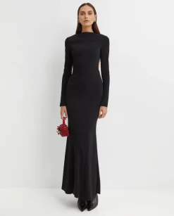 Dopasowana czarna sukienka maxi