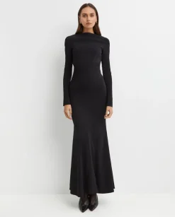 Dopasowana czarna sukienka maxi