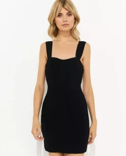 Dopasowana czarna sukienka mini