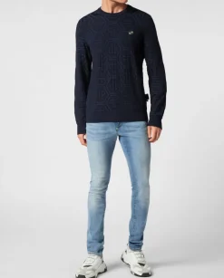 Granatowy sweter z monogramem