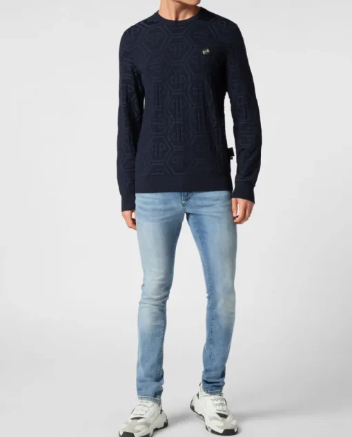 Granatowy sweter z monogramem