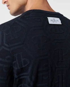 Granatowy sweter z monogramem