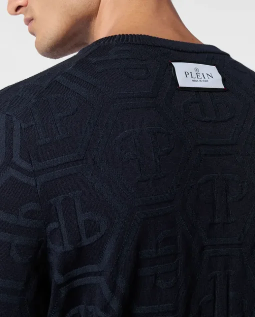 Granatowy sweter z monogramem