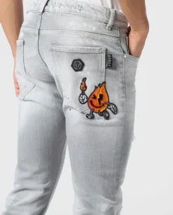 Jasnoszare jeansy z przetarciami