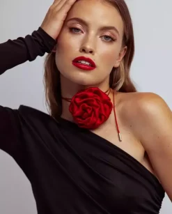 Jedwabny czerwony chocker z różą