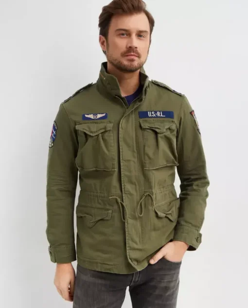 Kurtka militarna z naszywkami