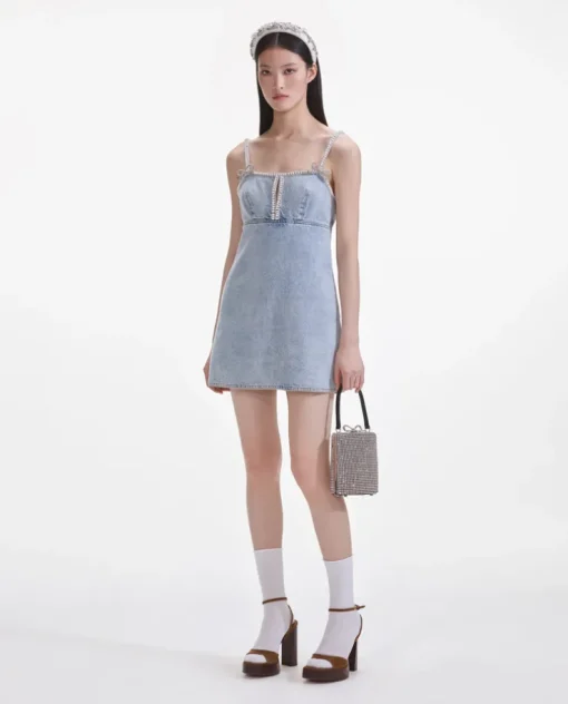Niebieska jeansowa sukienka mini