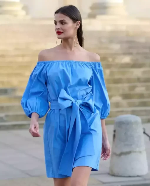 Niebieska sukienka z odkrytymi ramionami
