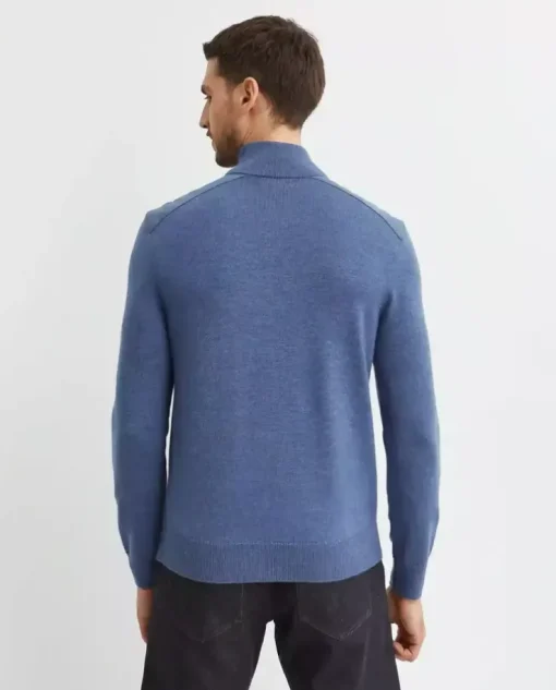 Niebieski sweter z logo