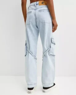 Niebieskie jeansy w typie cargo