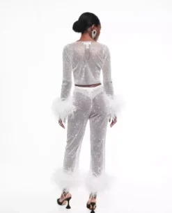 Połyskujący crop top z piórami