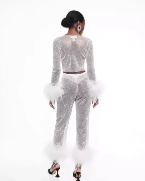 Połyskujący crop top z piórami
