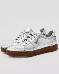 Srebrne sneakersy ze skóry