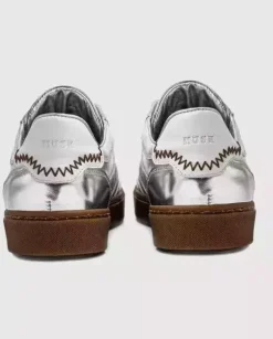 Srebrne sneakersy ze skóry