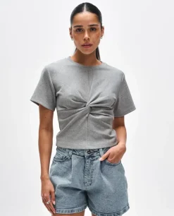 Szary crop top z dzianiny