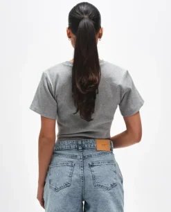 Szary crop top z dzianiny
