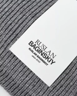 Szary szalik z naszywką
