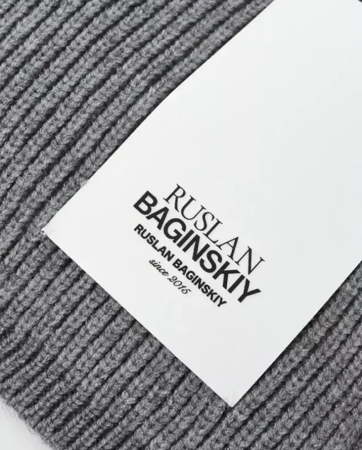 Szary szalik z naszywką