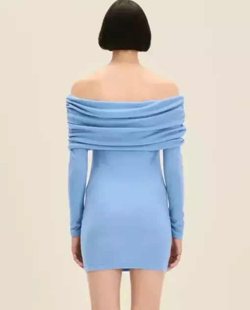 Wełniana niebieska mini sukienka off-shoulder