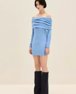 Wełniana niebieska mini sukienka off-shoulder